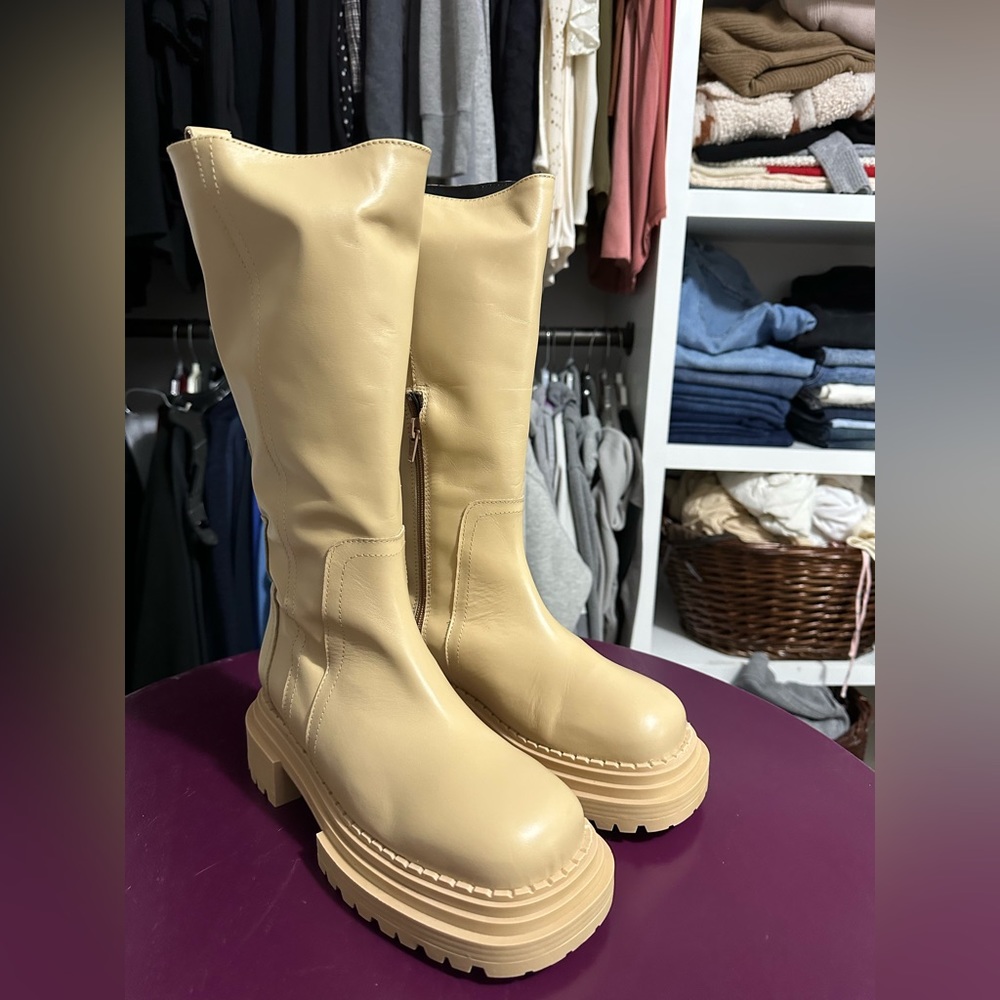 Lintervalle Boots size size 37(is the same as a size 7) never worn